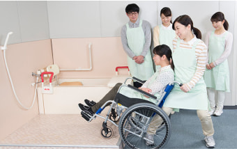 車いすの介助を学んでいる様子