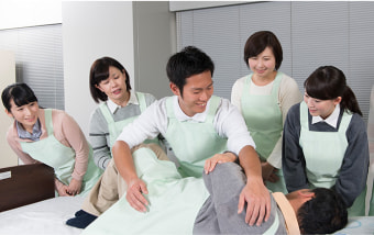 体位変換を学んでいる様子