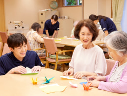 介護スタッフと利用者がレクリエーションを行う様子