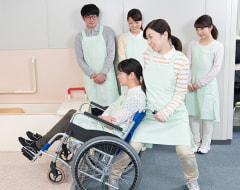 車いすの介助を学んでいる様子