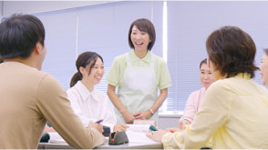 講師と受講生が話をしている様子